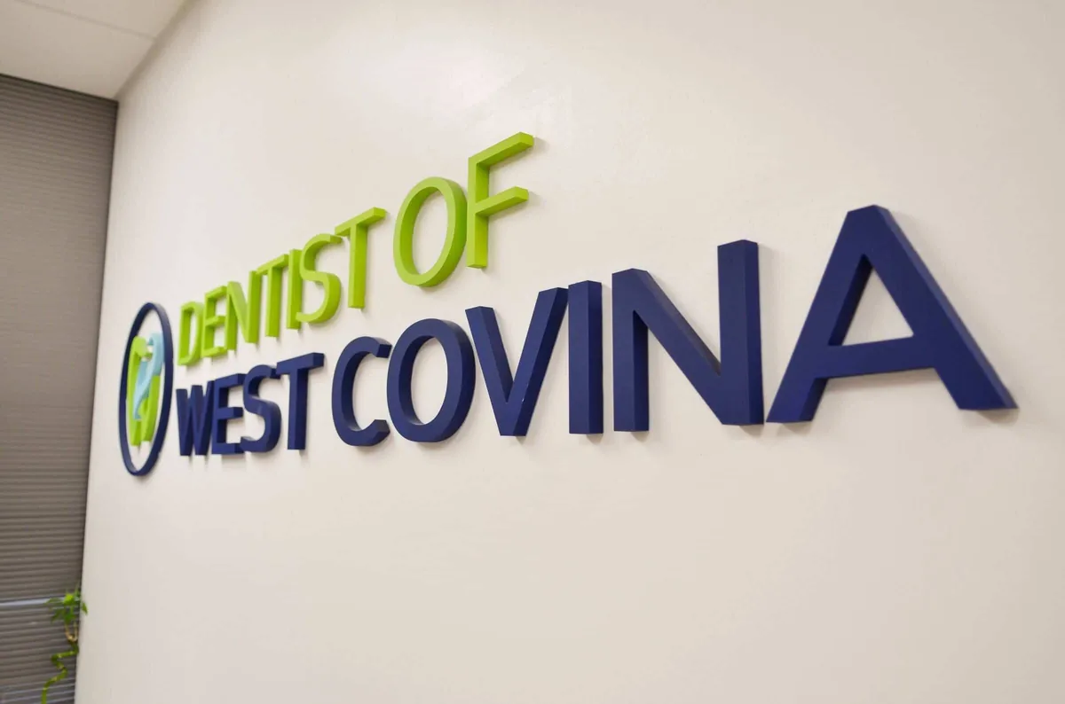 A wall of a name of the dental clinic